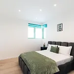 Roots Two - Tranquil Lakeview Escape With Balcony 아파트 부쿠레슈티