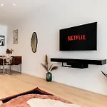 Roots Two - Tranquil Lakeview Escape With Balcony 아파트 부쿠레슈티