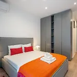 Roots Two - Tranquil Lakeview Escape With Balcony 아파트 *