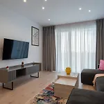 Roots Two - Tranquil Lakeview Escape With Balcony 아파트 부쿠레슈티