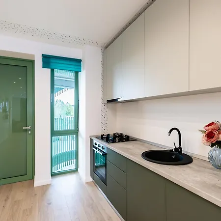Roots Two - Tranquil Lakeview Escape With Balcony Appartement *