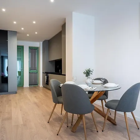Roots Two - Tranquil Lakeview Escape With Balcony Appartement *