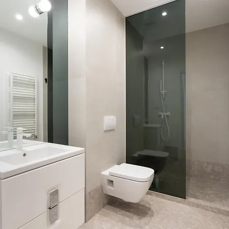 Roots Two - Tranquil Lakeview Escape With Balcony Appartement