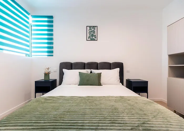 Roots Two - Tranquil Lakeview Escape With Balcony Apartamento *