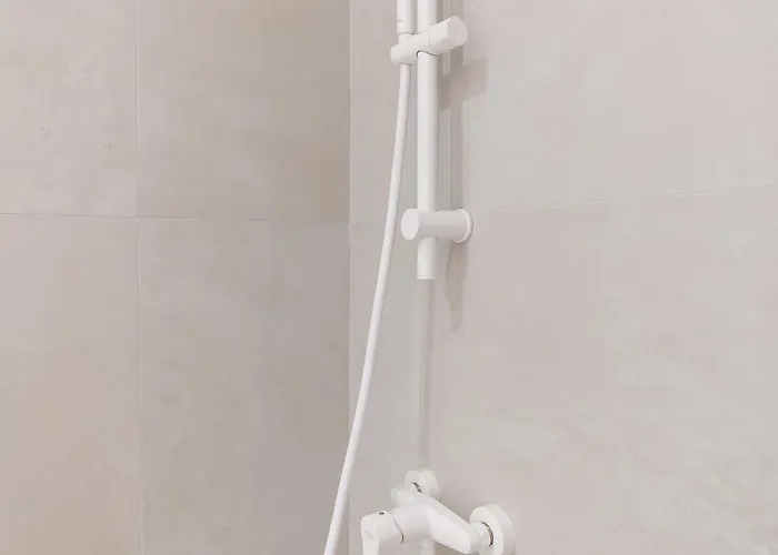 Roots Two - Tranquil Lakeview Escape With Balcony