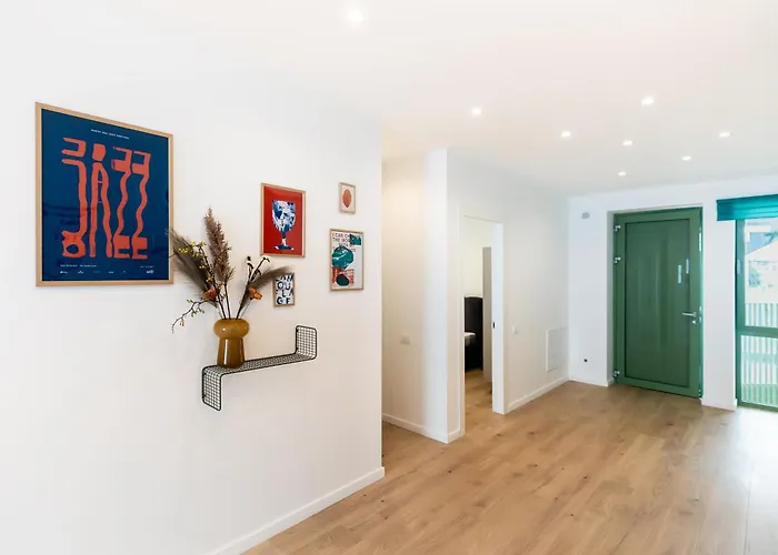 Roots Two - Tranquil Lakeview Escape With Balcony *