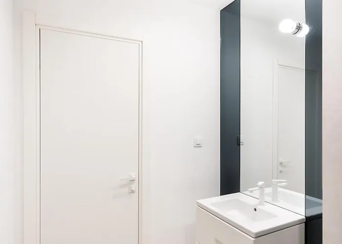 Roots Two - Tranquil Lakeview Escape With Balcony Apartamento