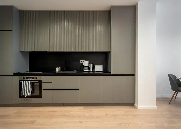 Roots Two - Tranquil Lakeview Escape With Balcony Apartamento