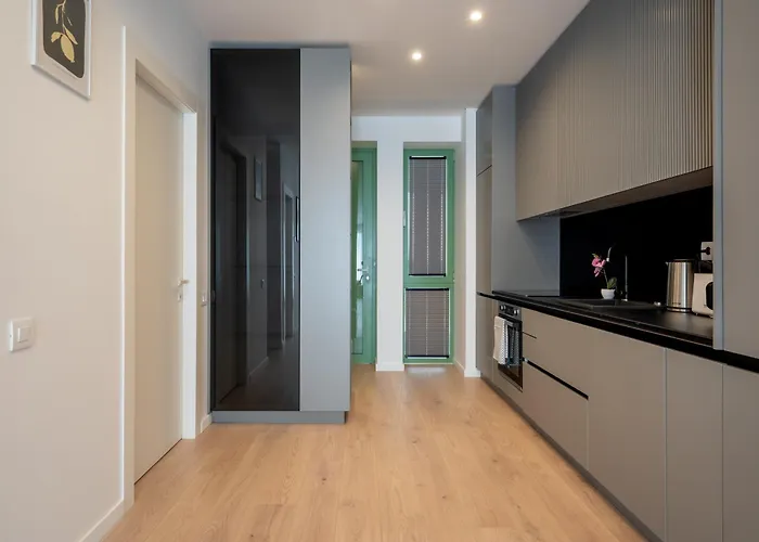 Roots Two - Tranquil Lakeview Escape With Balcony Apartamento