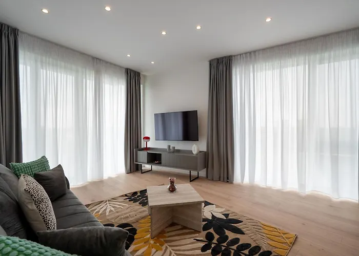 Roots Two - Tranquil Lakeview Escape With Balcony *