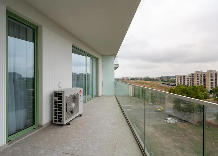 Roots Two - Tranquil Lakeview Escape With Balcony *