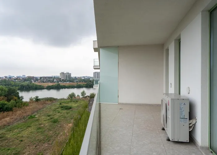 Roots Two - Tranquil Lakeview Escape With Balcony