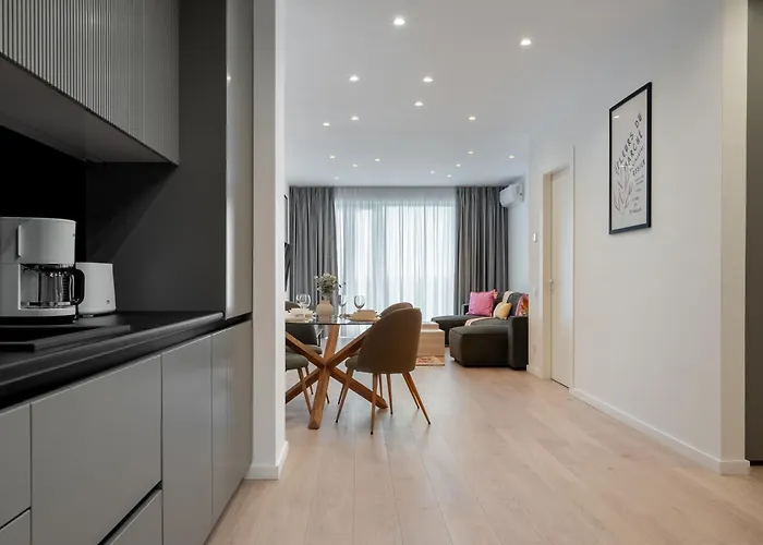 Apartamento Roots Two - Tranquil Lakeview Escape With Balcony *