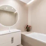 Daire Roots Two - Tranquil Lakeview Escape With Balcony