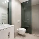 Roots Two - Tranquil Lakeview Escape With Balcony Daire