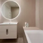 Daire Roots Two - Tranquil Lakeview Escape With Balcony