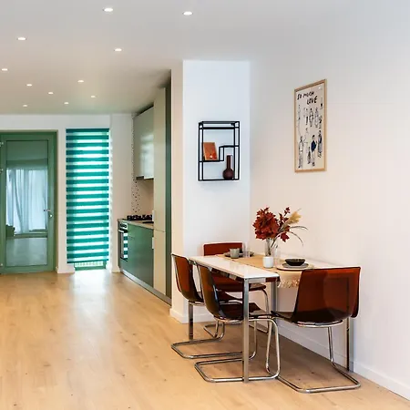 Roots Two - Tranquil Lakeview Escape With Balcony *