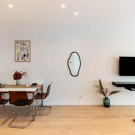 Roots Two - Tranquil Lakeview Escape With Balcony