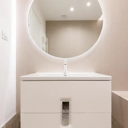 Apartment Roots Two - Tranquil Lakeview Escape With Balcony