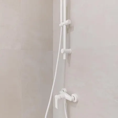 Roots Two - Tranquil Lakeview Escape With Balcony