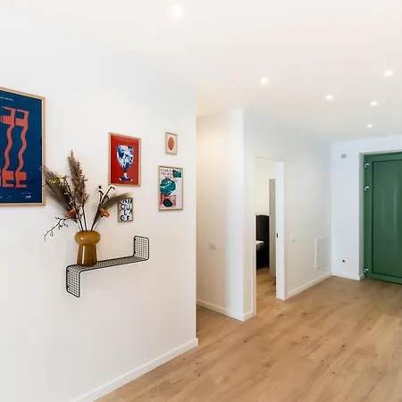 Roots Two - Tranquil Lakeview Escape With Balcony *