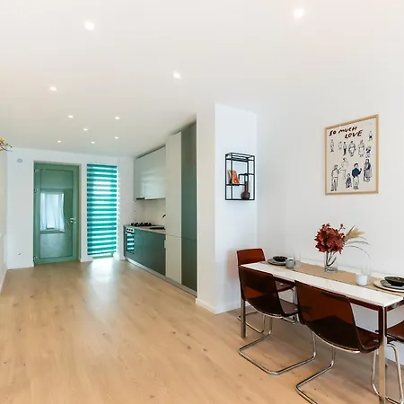 Roots Two - Tranquil Lakeview Escape With Balcony