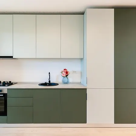 Apartment Roots Two - Tranquil Lakeview Escape With Balcony *