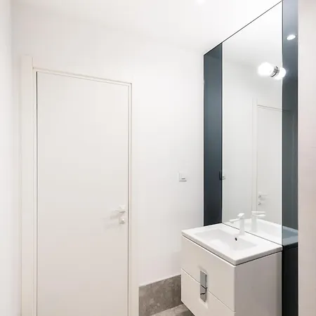 Roots Two - Tranquil Lakeview Escape With Balcony Apartment