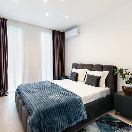 Roots Two - Tranquil Lakeview Escape With Balcony