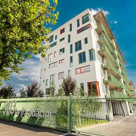 Roots Two - Tranquil Lakeview Escape With Balcony Appartement