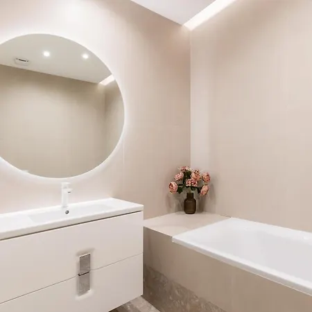 Apartamento Roots Two - Tranquil Lakeview Escape With Balcony