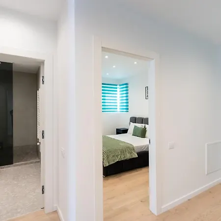 Roots Two - Tranquil Lakeview Escape With Balcony *