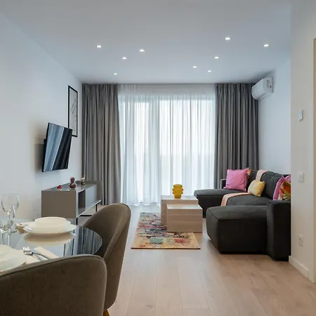 Roots Two - Tranquil Lakeview Escape With Balcony * Bucharest