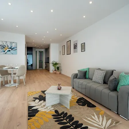 Apartment Roots Two - Tranquil Lakeview Escape With Balcony