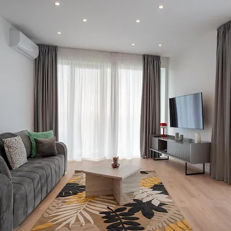 Roots Two - Tranquil Lakeview Escape With Balcony *