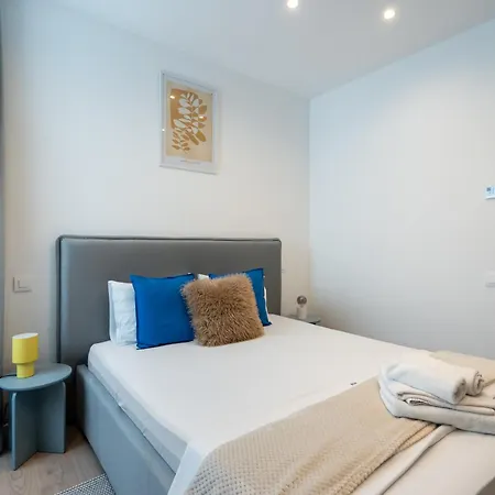 Roots Two - Tranquil Lakeview Escape With Balcony Appartement