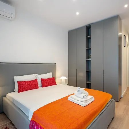 Roots Two - Tranquil Lakeview Escape With Balcony Apartment *