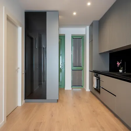 Roots Two - Tranquil Lakeview Escape With Balcony Appartement