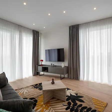 Roots Two - Tranquil Lakeview Escape With Balcony *