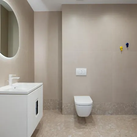 Roots Two - Tranquil Lakeview Escape With Balcony Apartment