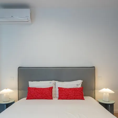 Apartment Roots Two - Tranquil Lakeview Escape With Balcony