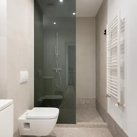 Appartement Roots Two - Tranquil Lakeview Escape With Balcony