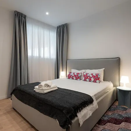 Roots Two - Tranquil Lakeview Escape With Balcony