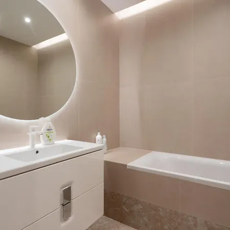 Apartamento Roots Two - Tranquil Lakeview Escape With Balcony *
