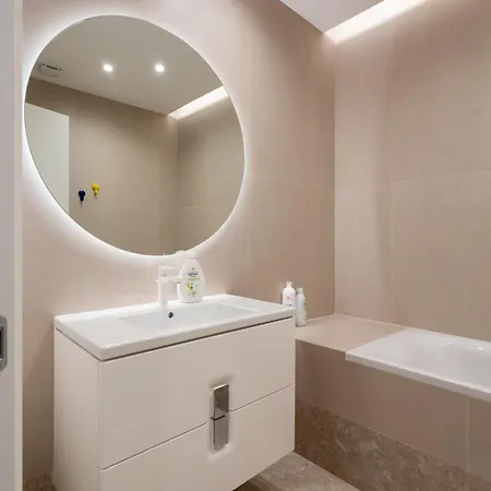 Apartment Roots Two - Tranquil Lakeview Escape With Balcony