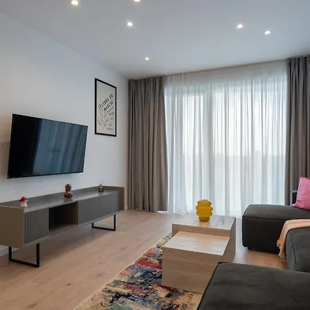 Roots Two - Tranquil Lakeview Escape With Balcony Appartement Bucarest