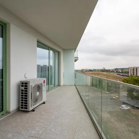 Roots Two - Tranquil Lakeview Escape With Balcony *