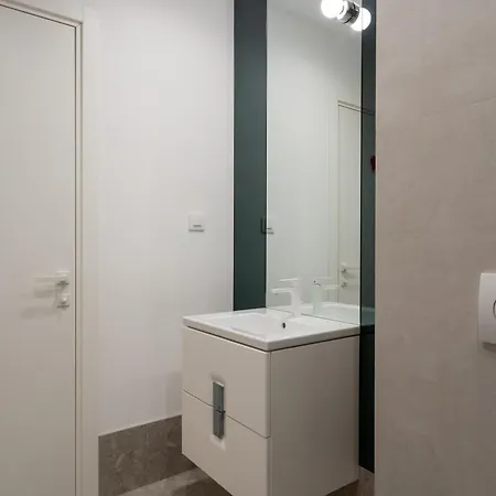 Apartment Roots Two - Tranquil Lakeview Escape With Balcony