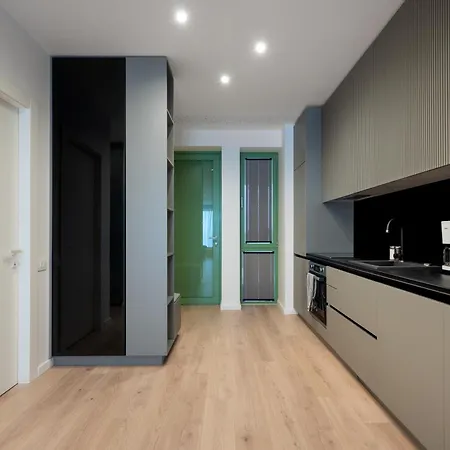 Roots Two - Tranquil Lakeview Escape With Balcony