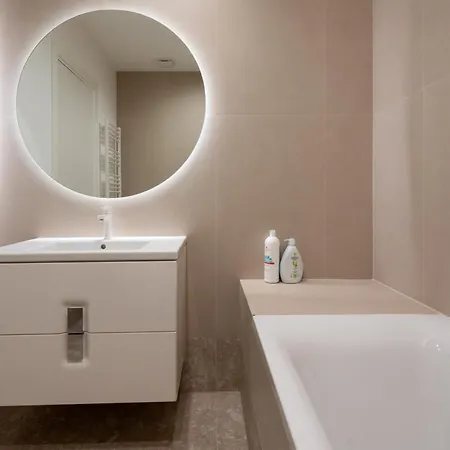 Apartamento Roots Two - Tranquil Lakeview Escape With Balcony